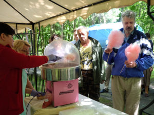 Majówka 2019 - stoisko z różową watą cukrową